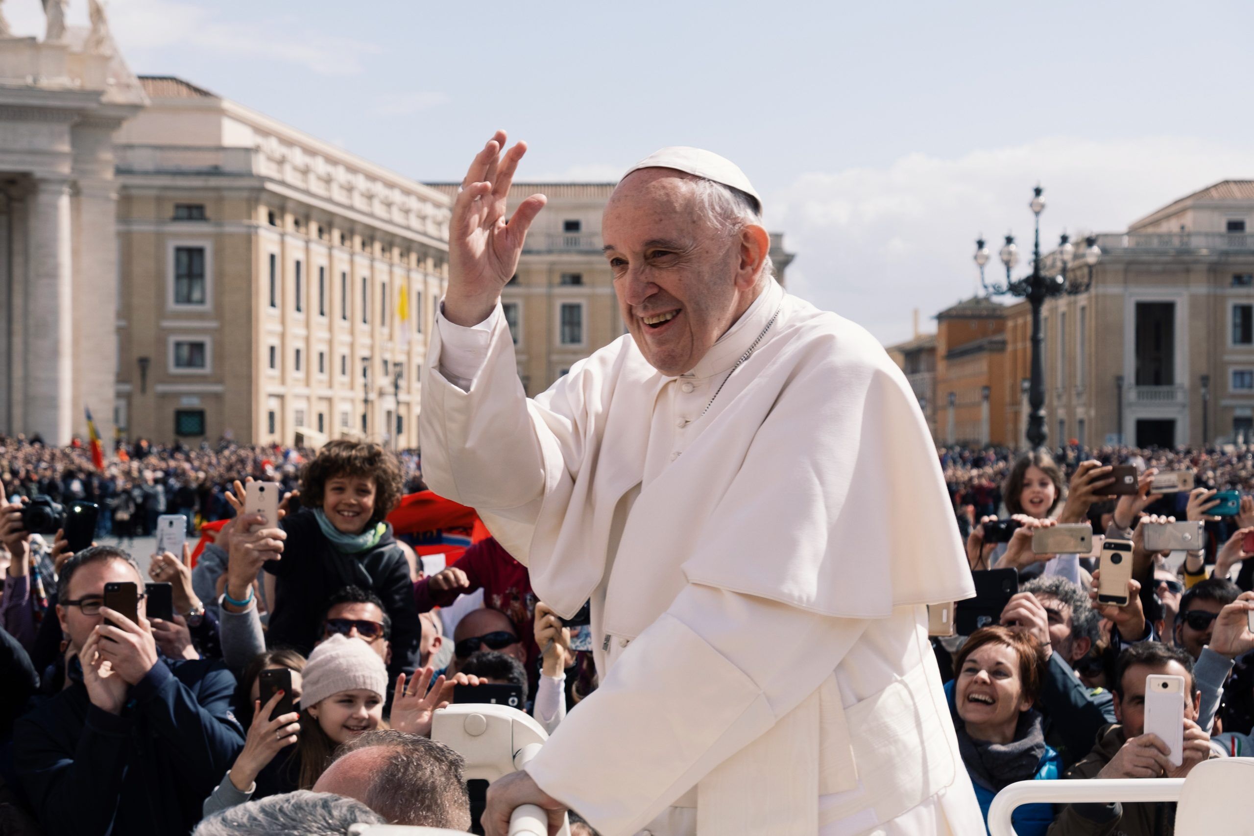 Papst Franziskus in Rom inmitten einer Menschenmenge