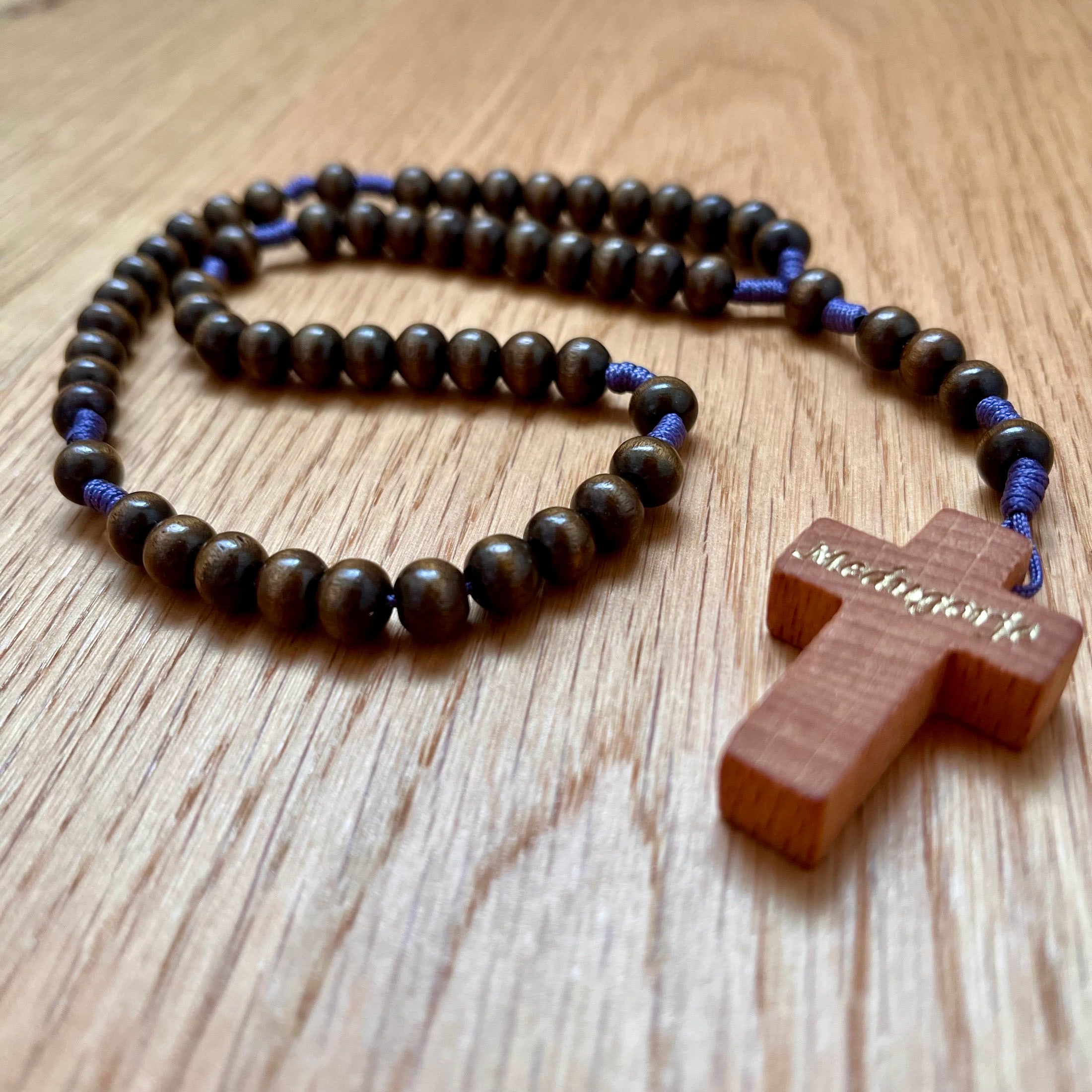 Rosenkranz mit dunkelbraunen Holzperlen und Holzkreuz mit der Inschrift "Medjugorje".