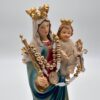 Rosenkranz "Goldene Rose White" gehalten von einer Marienstatue