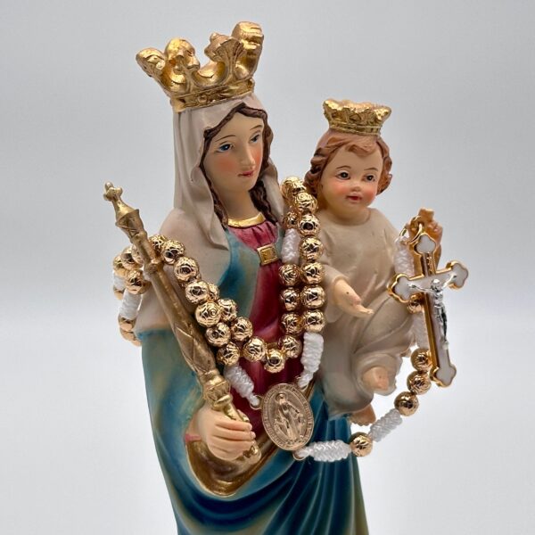 Rosenkranz "Goldene Rose White" gehalten von einer Marienstatue