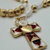 Rosenkranz Goldene Rose mit weißer Kordel und rot weißem Kreuz dessen Motiv die heilige Eucharistie darstellt - Nahaufnahme Kreuz.