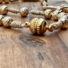 Autorosenkranz Goldene Rose mit Benediktuskreuz, wundertätigen Medaille und Kordel in beige - Nahaufnahme geschlossener Magnetverschluss.