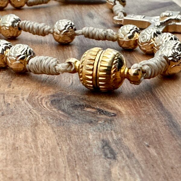Autorosenkranz Goldene Rose mit Benediktuskreuz, wundertätigen Medaille und Kordel in beige - Nahaufnahme geschlossener Magnetverschluss.