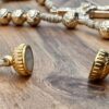 Autorosenkranz Goldene Rose mit Benediktuskreuz, wundertätigen Medaille und Kordel in beige - Nahaufnahme offener Magnetverschluss.
