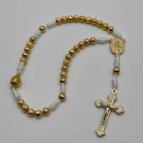 Autorosenkranz Goldene Rose mit goldnen Perlen und weißer Korden, sowie einem weißen Kreuz und einer wundertätigen Medaille