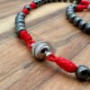 Autorosenkranz Hämatit mit Benediktuskreuz und roter Kordel - Nahaufnahme geschlossener Magnetverschluss.