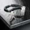 Rosenkranz-Armand ROSALET Modern mit Hämatit- und Silberperlen. Der Verschluss des Armbands ist geöffnet.
