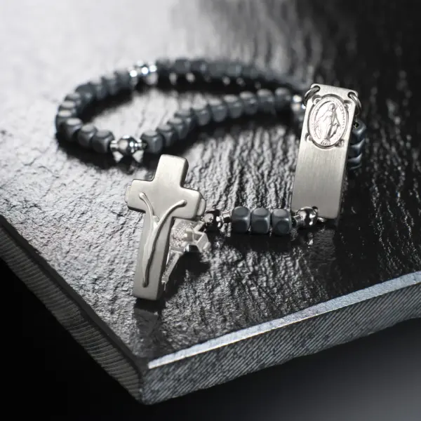 Rosenkranz-Armand ROSALET Modern mit Hämatit- und Silberperlen. Der Verschluss des Armbands ist geöffnet.
