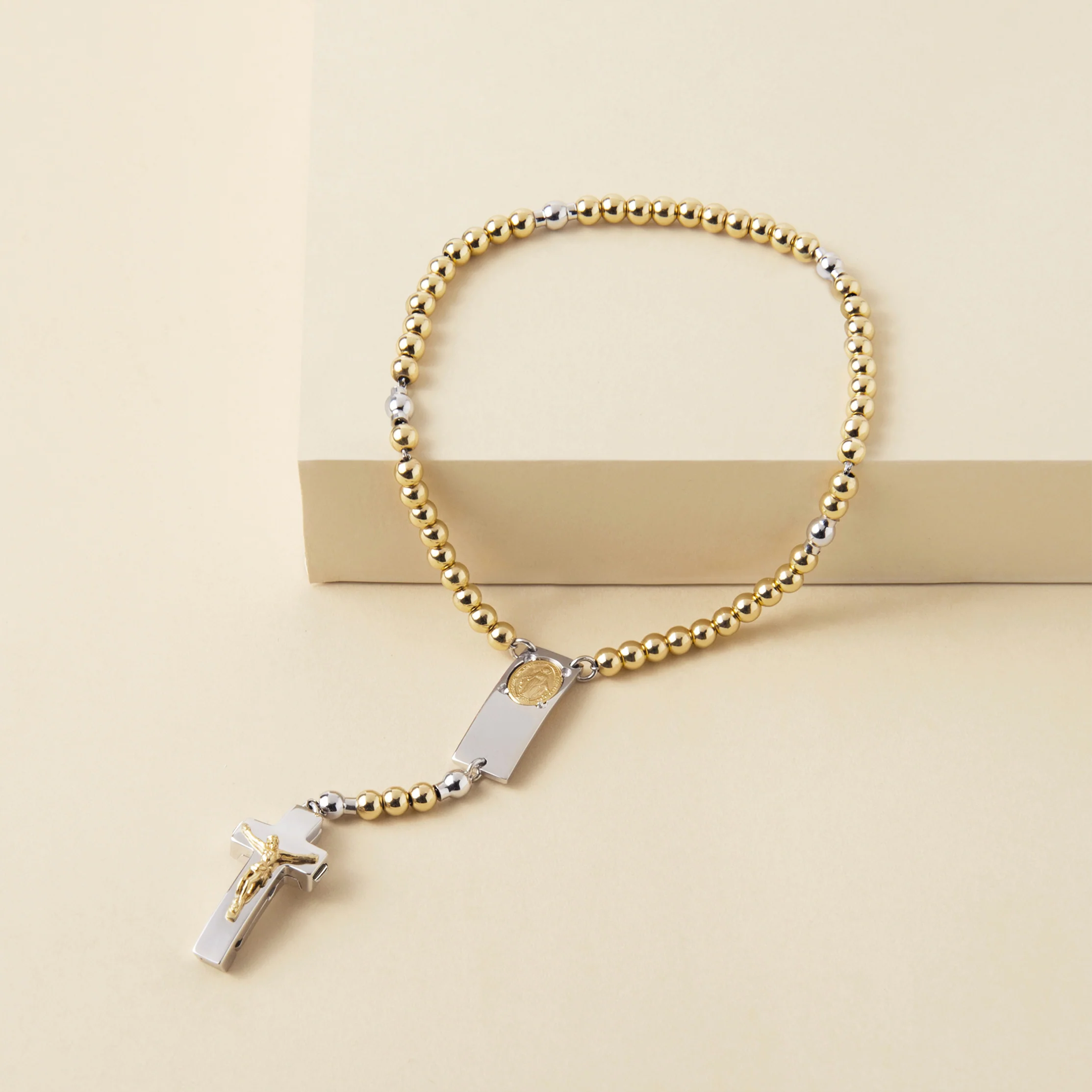 Rosenkranz-Armband Rosalet von Ghirelli. Die Perlen sind Gold und Silber.