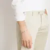 Ein Mann trägt ein Rosenkranz-Armband von Ghirelli - Rosalet mit traditionellen Kreuz in Gold und Silber.