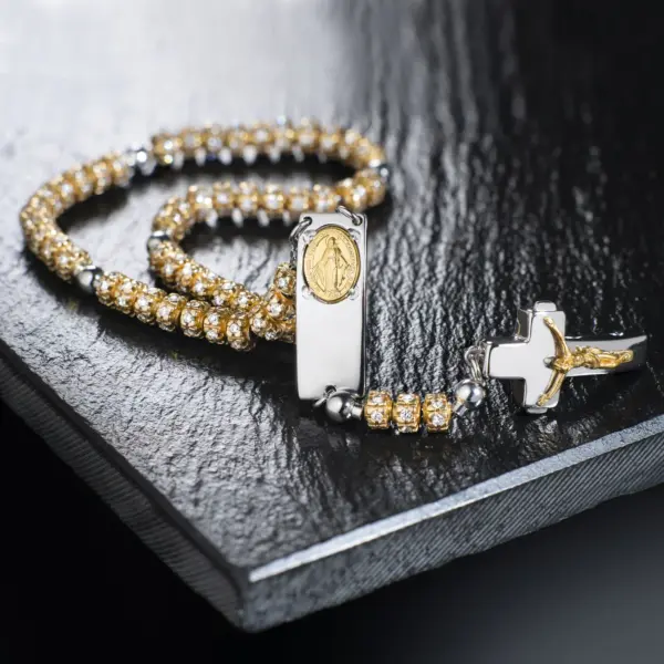 Rosenkranz-Armband Rosalet von Ghirelli mit Gold- und Silberperlen. Die Goldperlen haben Kristallbesatz.