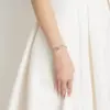 Frau trägt Rosenkranz-Armband Rosalet in Silber mit Kristallbesatz.