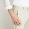 Ein Mann trägt ein Rosenkranz-Armand von Ghirelli in Silber und Gold.