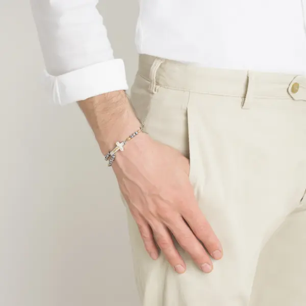 Ein Mann trägt ein Rosenkranz-Armand von Ghirelli in Silber und Gold.