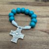 Geschlossener 10er Rosenkranz mit silbernen Kommunionkreuz und türkisenen Perlen