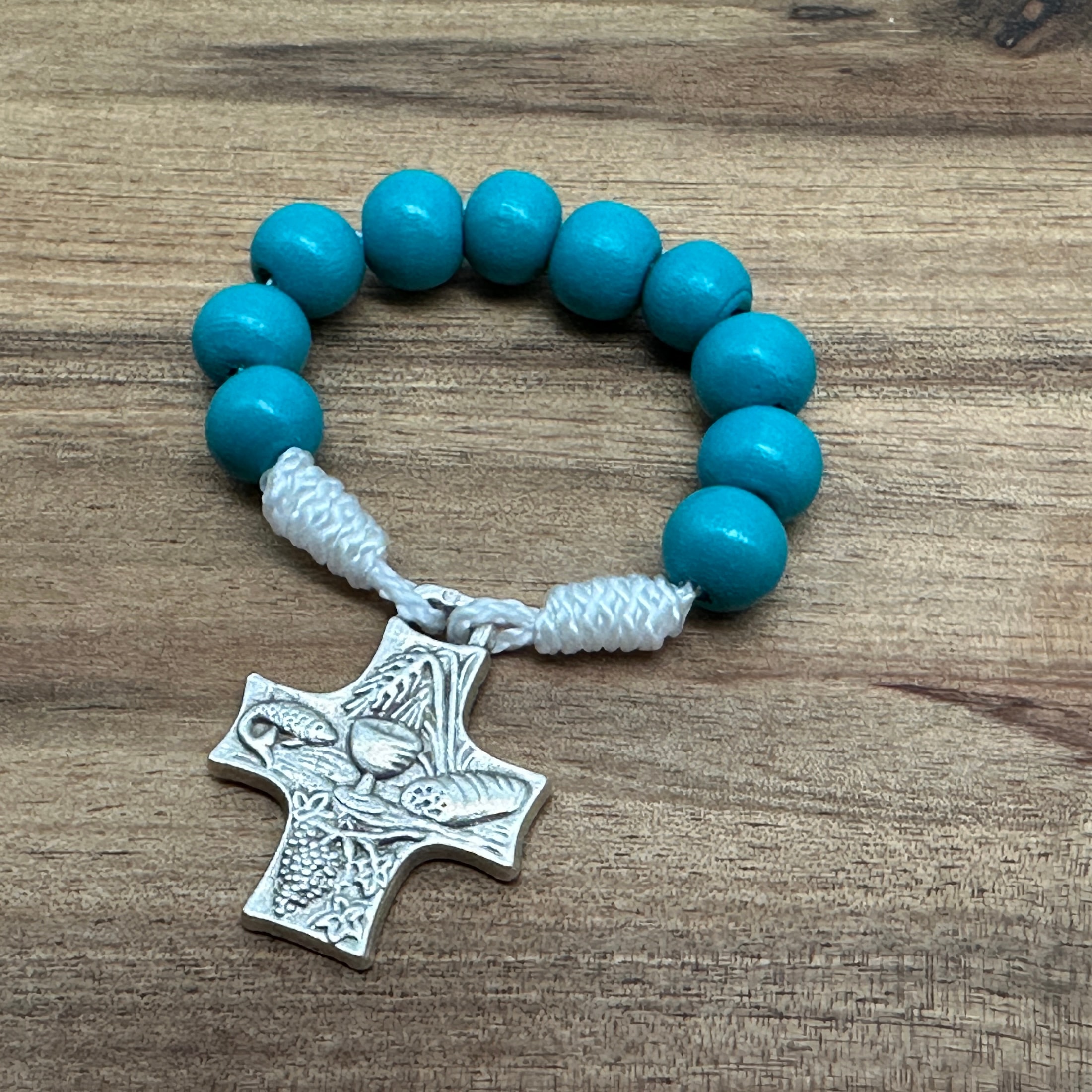 Geschlossener 10er Rosenkranz mit silbernen Kommunionkreuz und türkisenen Perlen