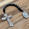 Offener 10er Rosenkranz mit 8mm Hämatit-Perlen, einem großen Kreuz und einer wundertätigen Medaille
