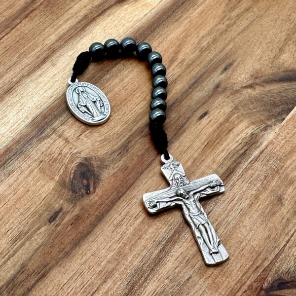 Offener 10er Rosenkranz mit Hämatit-Perlen - Kreuz mit Vater, Sohn und Heiligen Geist