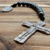 Nahaufnahme vom Kreuz eines kleinen 10er Rosenkranzes mit Hämatit Perlen