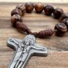 Kreuz mit Maria und Jesus von geschlossenen 10er Rosenkranz mit Walnussperlen