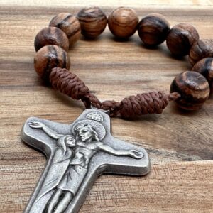 10er Rosenkranz Walnuss Maria am Kreuz geschlossen