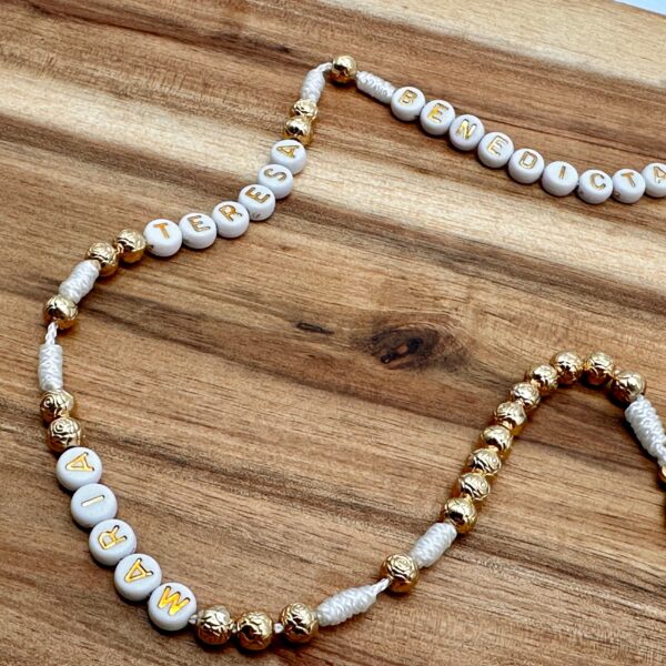 Personalisierter Rosenkranz mit goldenen Buchstaben und dem Namen "Maria Teresa Benedicta"