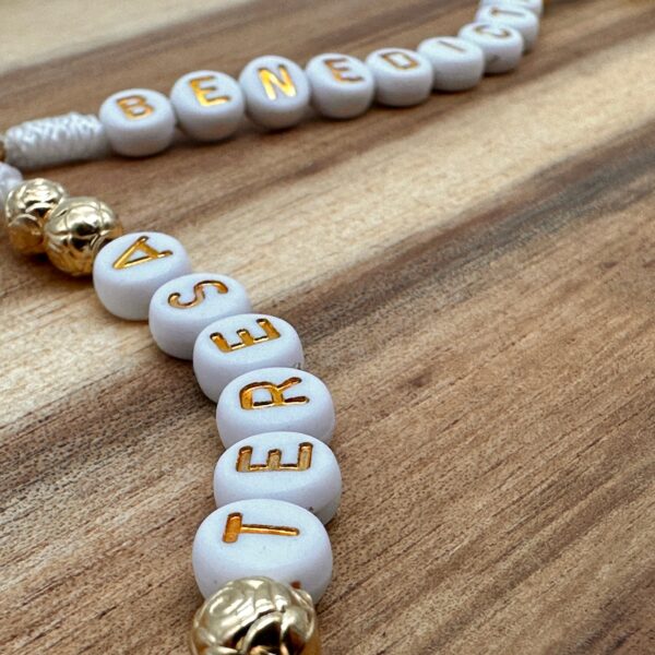Personalisierter Rosenkranz mit goldenen Buchstaben und dem Namen "Teresa"
