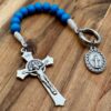 Offener 10er Rosenkranz Schlüsselanhänger mit blauen Holzperlen und Benediktuskreuz, sowie einer verzierten wundertätigen Medaille