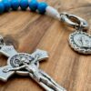 Benediktuskreuz eines 10er Rosenkranzes mit blauen Holzperlen