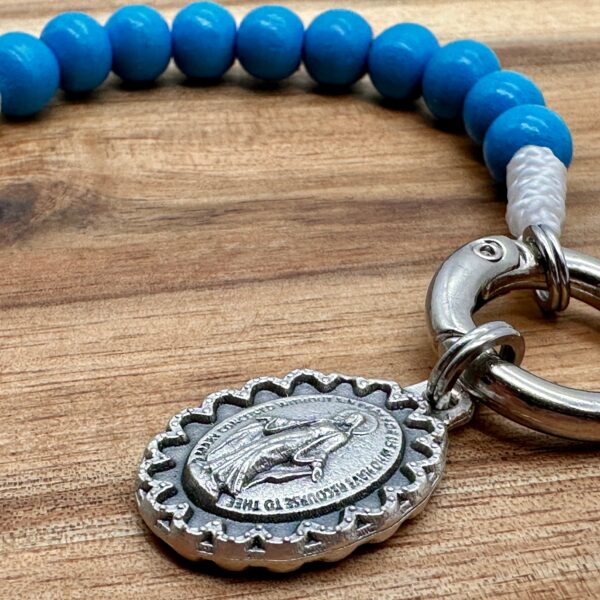 Verzierte wundertätige Medaille eines 10er Rosenkranzes Schlüsselanhänger mit blauen Holzperlen