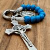10er Rosenkranz Schlüsselanhänger mit blauen Holzperlen und Benediktuskreuz
