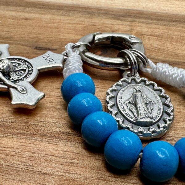 10er Rosenkranz Schlüsselanhänger mit blauen Holzperlen und verzierter wundertätigen Medaille