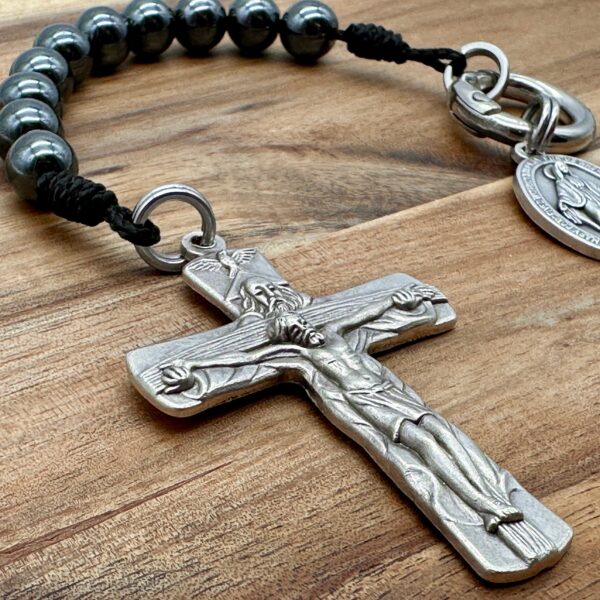 Dreifaltigkeitskreuz eines 10er Hämatit-Rosenkranzes der auch als Schlüsselanhänger verwendet werden kann