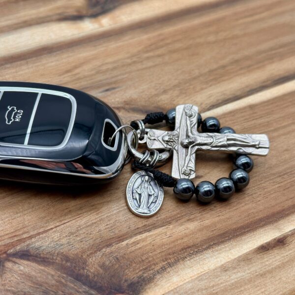 Geschlossener 10er Rosenkranz mit Hämatitperlen an einem Autoschlüssen