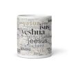 Weiße Tasse mit dem Namen Jesus in allen Sprachen der Welt - Frontansicht.