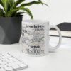 Weiße Tasse mit dem Namen Jesus in allen Sprachen der Welt - Henkel nach rechts. Tasse steht im Office-Setup.