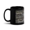 Schwarze Tasse mit dem Namen Jesus auf allen Sprachen der Welt - Henkel nach links