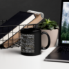 Schwarze Tasse mit dem Namen Jesus in vielen Sprachen steht neben einem Laptop