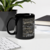 Schwarze Tasse mit dem Namen Jesus in vielen Sprachen steht in einem Office-Setup