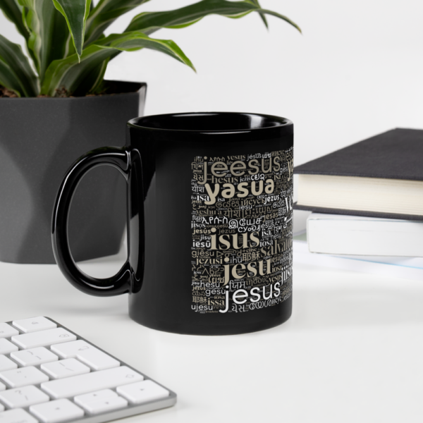 Schwarze Tasse mit dem Namen Jesus in vielen Sprachen steht in einem Office-Setup