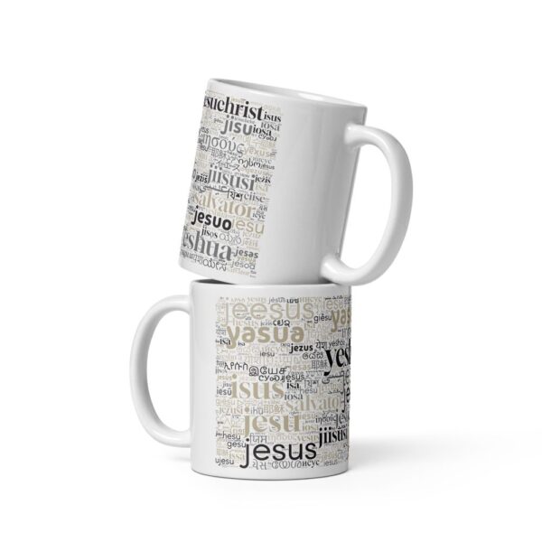 Weiße Tassen mit vielen verschiedenen Schreibweisen von Jesus in verschiedenen Sprachen stehen aufeinander