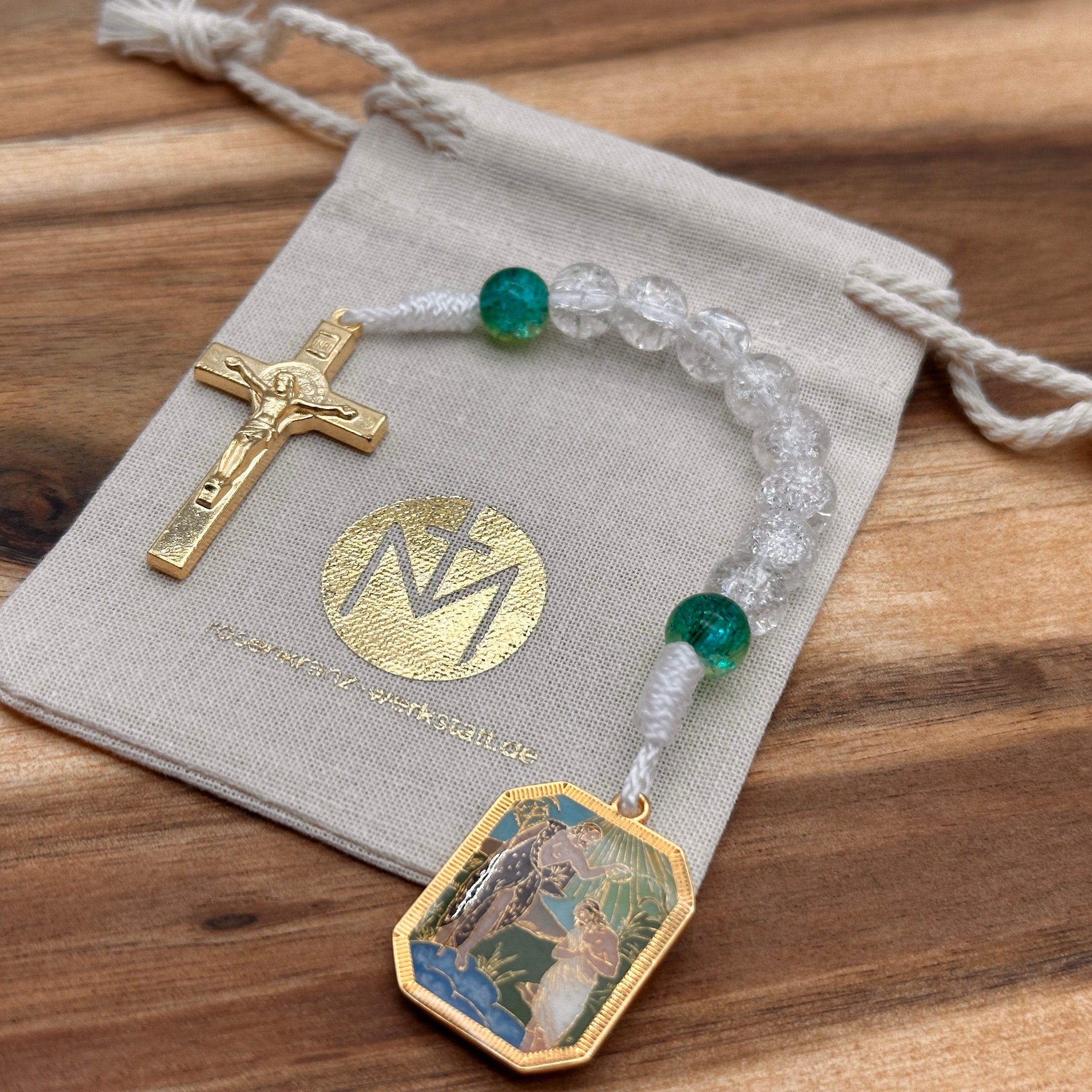 10er Rosenkranz Johannes der Täufer mit weißen und grünen Glasperlen und einem goldenen Benediktuskreuz mit Beutel zur Taufe