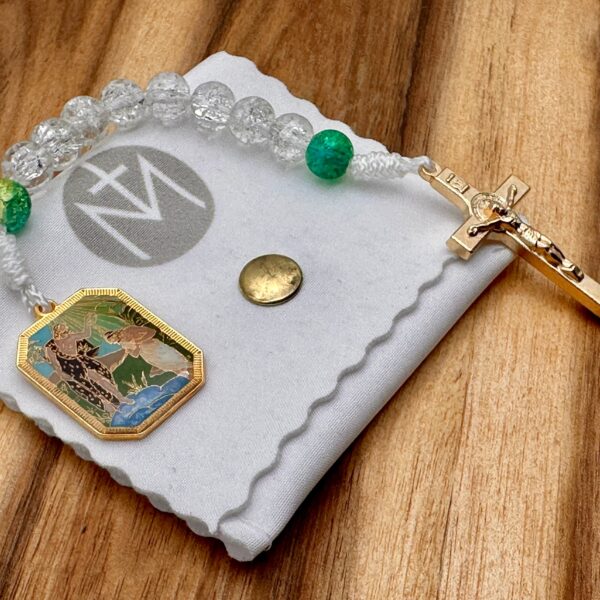 10er Rosenkranzes offen mit Crackl-Glasperlen in Grün und Weiß - als Medaille Johannes der Täufer der Jesus tauft