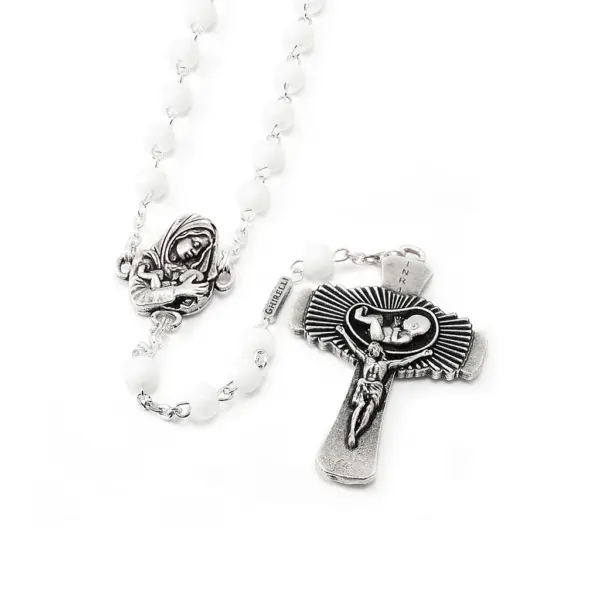 Rosenkranz mit weißen Perlen, einem Kreuz mit einem ungeborenen Baby darauf und als Mittelstück eine Mutter die ein Baby hält