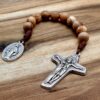 Offener Zehner-Rosenkranz Olivenholz mit Schönstattkreuz – zweite Perspektive