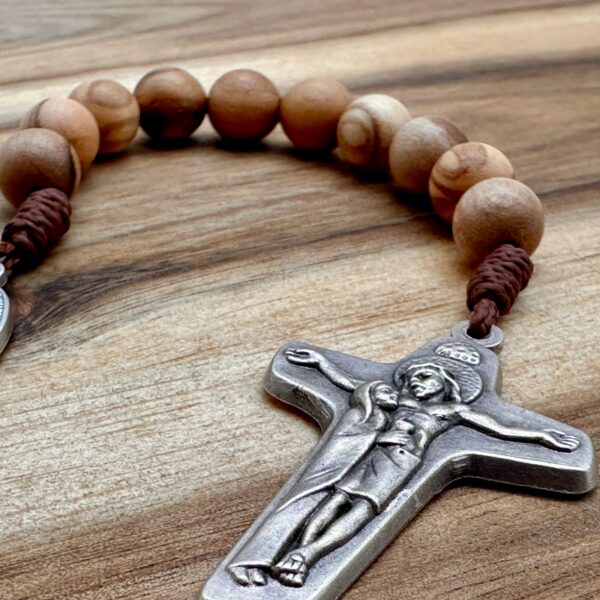 Silberfarbenes Schönstattkreuz am 10er Rosenkranz Olivenholz – Detailansicht