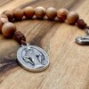 Silberfarbene wundertätige Medaille am 10er Rosenkranz Olivenholz – Detail