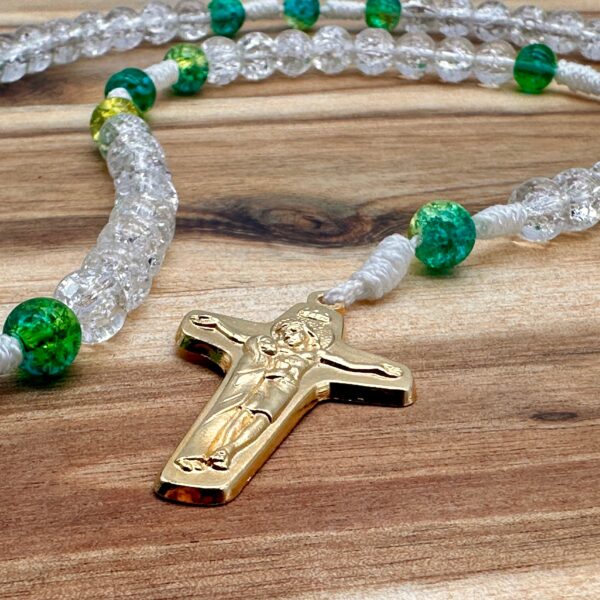 Goldfarbenes Schönstattkreuz mit Maria am Kreuz – Detail des handgemachten Rosenkranzes