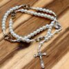 Eherosenkranz Medjugorje mit weißen Perlen, Kruzifix mit Eheringen und Medjugorje-Herzstück