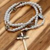 Eherosenkranz Heilige Familie mit weißen Perlen, goldenem Kreuz mit Eheringen und Heilige-Familie-Mittelstück